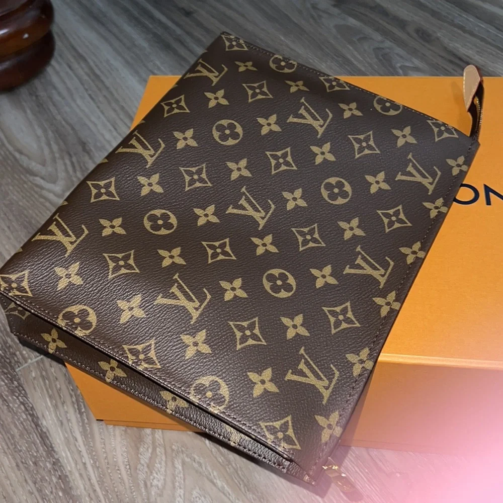 Louis Vuitton toiletry 26 in monogram